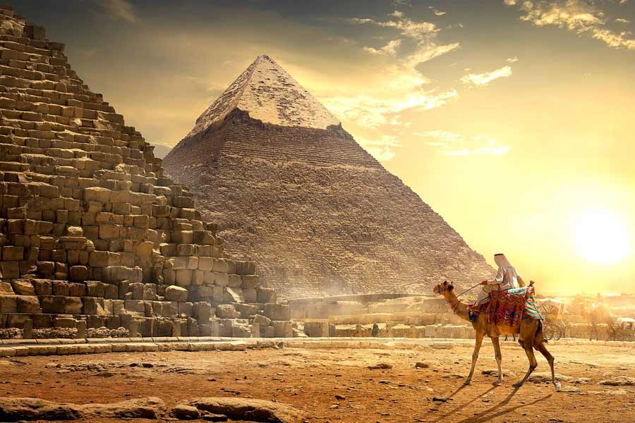 Egyptian ruler Al-Aziz Uthman and why he wanted to demolish pyramids 