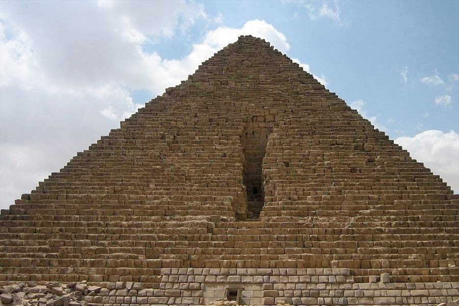 Egyptian ruler Al-Aziz Uthman and why he wanted to demolish pyramids 