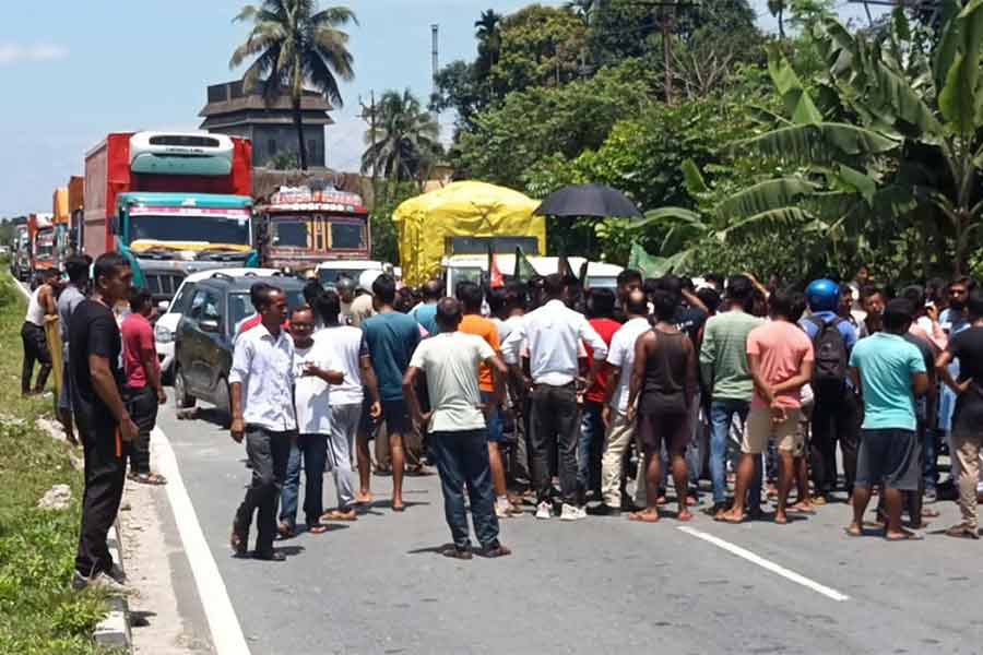 road block of BJP at Jalpaiguri