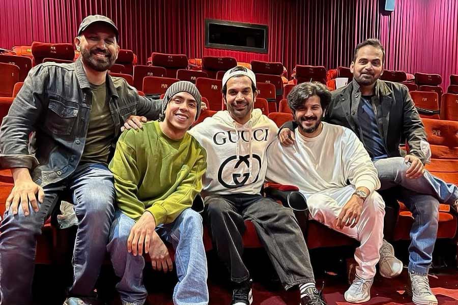 রাজকুমার রাও, আদর্শ গৌরব, গুলশন দেবাইয়ার পাশাপাশি ‘গানস অ্যান্ড গুলাবস’-এ অভিনয় করতে দেখা যাবে দক্ষিণী অভিনেতা দুলকির সলমনকেও। রাজকুমার এবং দুলকরের জুটিকে ওটিটির পর্দায় একসঙ্গে দেখার জন্য অধীর আগ্রহে দিন গুনছেন দর্শক।