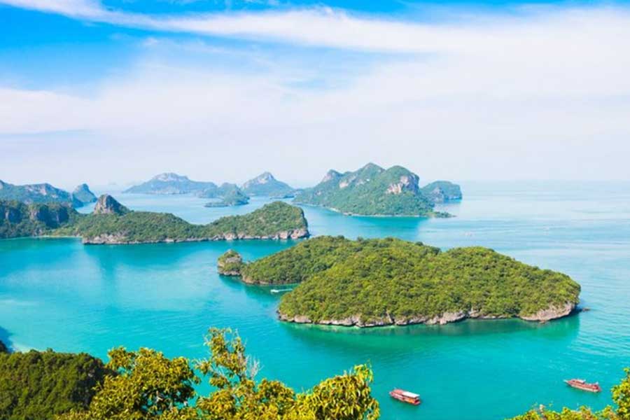 মালয়েশিয়া এবং সিঙ্গাপুরের মাঝের মলাক্কা প্রণালীর পশ্চিম দিকে রয়েছে গ্রেট নিকোবর আইল্যান্ড। বিশ্বের ব্যস্ততম বাণিজ্যিক রুটের মধ্যে অন্যতম এই প্রণালী।