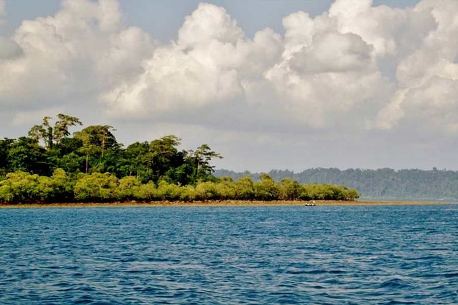 আন্দামান ও নিকোবর দ্বীপপুঞ্জের সব দ্বীপগুলিতে আদিবাসী আইন প্রযুক্ত হয়। একমাত্র গ্রেট নিকোবর আইল্যান্ড ছাড়া। এখানে শমফেন উপজাতির বাস। সরকারের সঙ্গে তাদের বন্ধুত্বপূর্ণ সম্পর্ক।