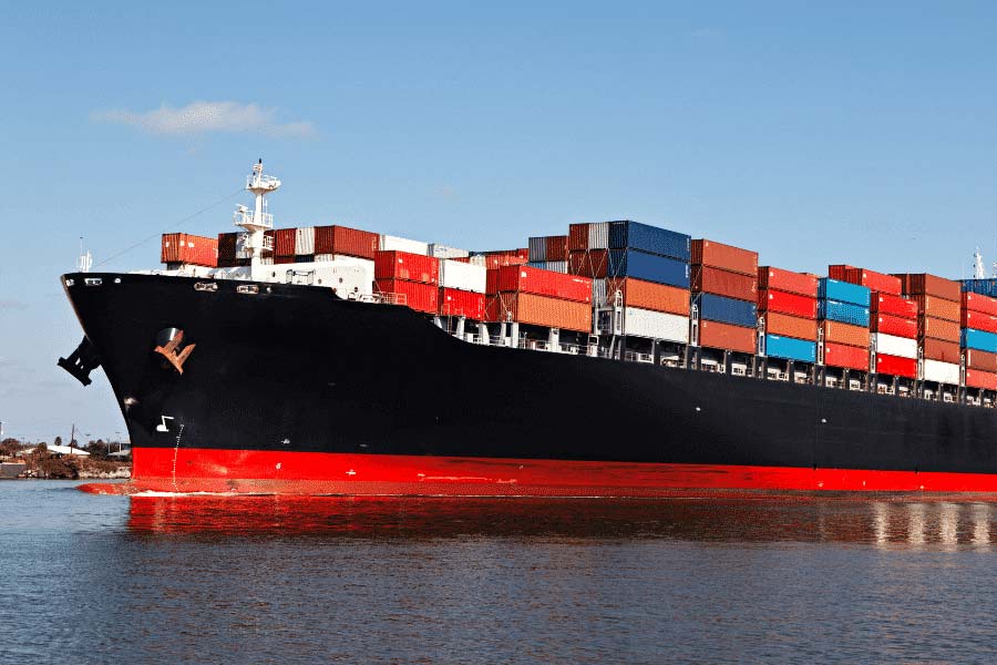 সিঙ্গাপুরে রয়েছে বিশ্বের ব্যস্ততম ট্রান্স-শিপমেন্ট বন্দর। খনিজ তেলবাহী ৫০ শতাংশ জাহাজ সিঙ্গাপুর হয়েই যায়। জ্বালানি ভরার জন্য এই বন্দরকে ব্যবহার করা হয়। সামগ্রিক বাণিজ্য পরিবহণের ক্ষেত্রে সিঙ্গাপুর ব্যস্ততার নিরিখে সাংহাই বন্দরের পরেই।