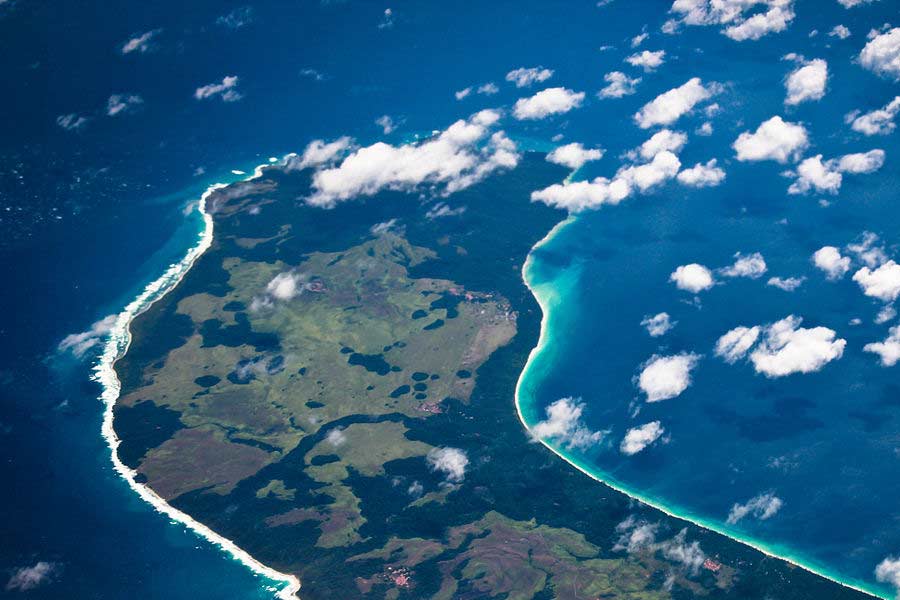 গ্রেট নিকোবর আইল্যান্ডের ভৌগোলিক অবস্থান সিঙ্গাপুরের চেয়েও গুরুত্বপূর্ণ বলে মনে করেন কেউ কেউ। পূর্ব, পশ্চিম এবং দক্ষিণের বাণিজ্যপথের একেবারে কেন্দ্রস্থলে মাথা তুলে আছে দ্বীপটি।