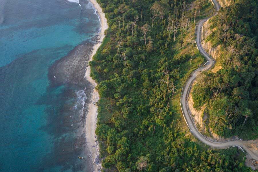 ট্রান্স-শিপমেন্ট বন্দরের মাধ্যমে গ্রেট নিকোবরে গভীর সমুদ্র পরিবহণ পরিষেবা আনা হবে। বড় বড় সামুদ্রিক জাহাজ এই বন্দরে দাঁড়াতে পারবে।