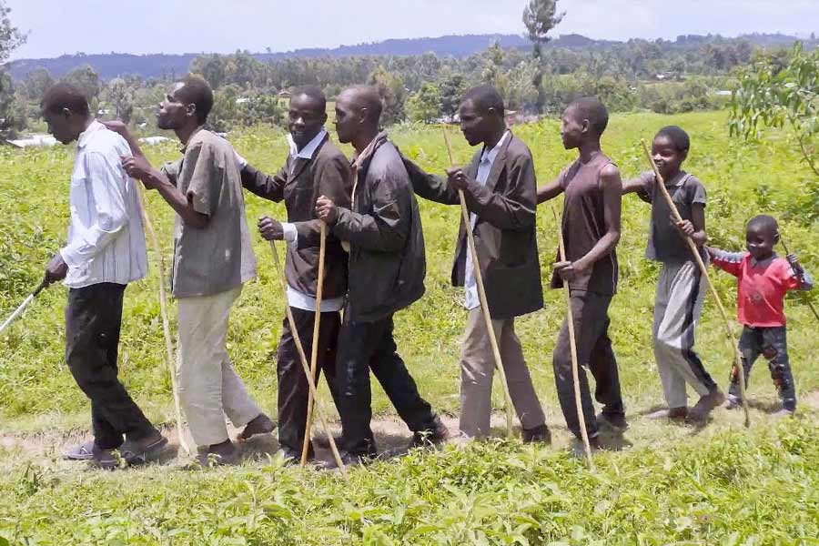 অ্যাগনেস ১১ সন্তানের মা। কিন্তু তাঁর ১১ সন্তানই জন্মান্ধ।