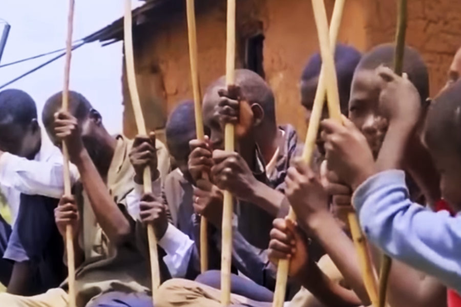 যদিও অ্যাগনেস এবং তাঁর স্বামী এ সব কথায় পাত্তা দেননি। দু’জনে মিলে সন্তানদের বড় করার সিদ্ধান্ত নেন। কিন্তু স্বামীর মৃত্যুর পর অ্যাগনেসের লড়াই আরও কঠিন হয়ে পড়ে। 