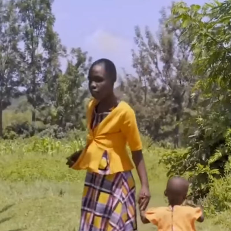 পোশাক থেকে শুরু করে পুষ্টিকর খাবার দেওয়া, সন্তানদের সব প্রয়োজন একাই মেটান মা অ্যাগনেস। তার জন্য দিনরাত অক্লান্ত পরিশ্রম করেন তিনি।