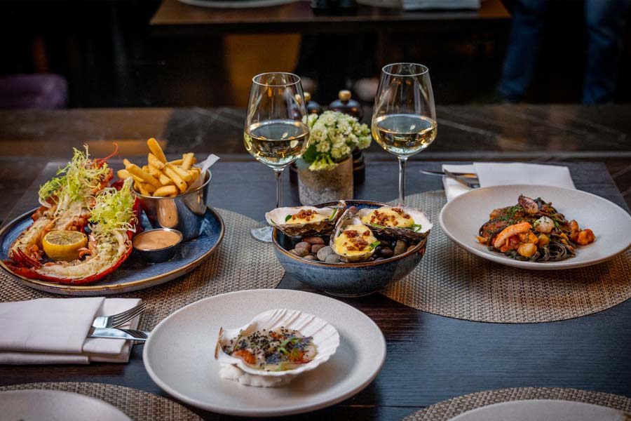 দুপুরে ভরপেট খাওয়ার পর অনেকেরই ভাতঘুমের প্রয়োজন হয়। বাড়িতে খেলে আলাদা কথা, কিন্তু বাইরের কোনও রেস্তরাঁয় খেতে গেলে কি আর ঘুমোনোর সুযোগ মেলে? তবে এমনই এক ‘অষ্টম আশ্চর্যের’ সন্ধান মিলেছে সম্প্রতি। এমন এক রেস্তরাঁর সন্ধান পাওয়া গিয়েছে যেখানে খাওয়ার পর ক্লান্ত লাগলে ঘুমিয়ে পড়তে পারেন ক্রেতারা।