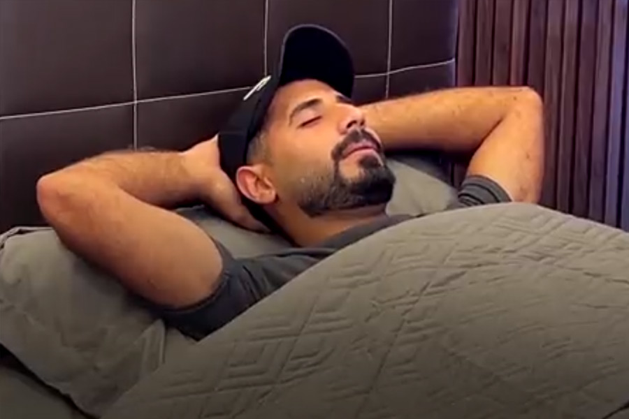 রেস্তরাঁর এক দিকে যেমন পাত পেড়ে খাওয়ার আয়োজন রয়েছে, তেমনই অন্য দিকে রয়েছে ঘুমোনোর ব্যবস্থা। চেয়ারে বসে বা মাদুরের উপর শুয়ে নয়, ক্রেতাদের জন্য তৈরি করা হয়েছে বেডরুম।