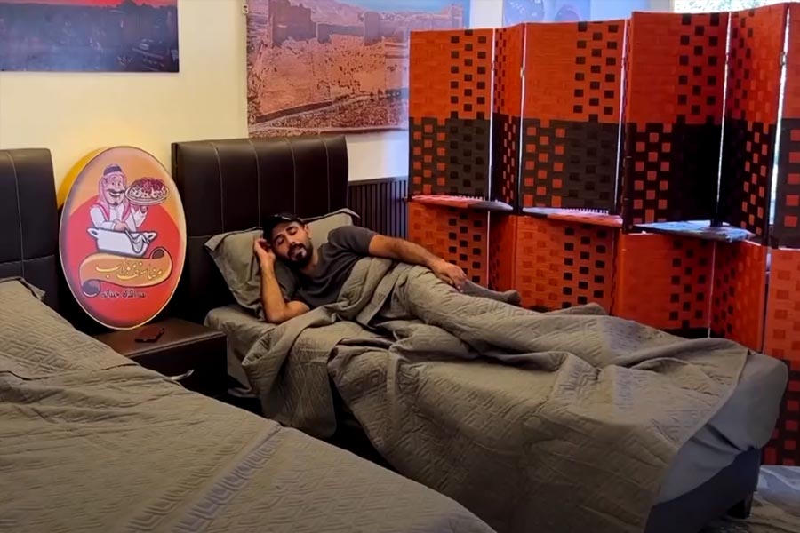 রেস্তরাঁর এক দিকে থাকা বেডরুমটিও সুসজ্জিত। ক্রেতাদের যেন গরমে অসুবিধা না হয় তাই ঘরে আলাদা করে লাগানো রয়েছে শীতাতপ নিয়ন্ত্রিত যন্ত্রও।