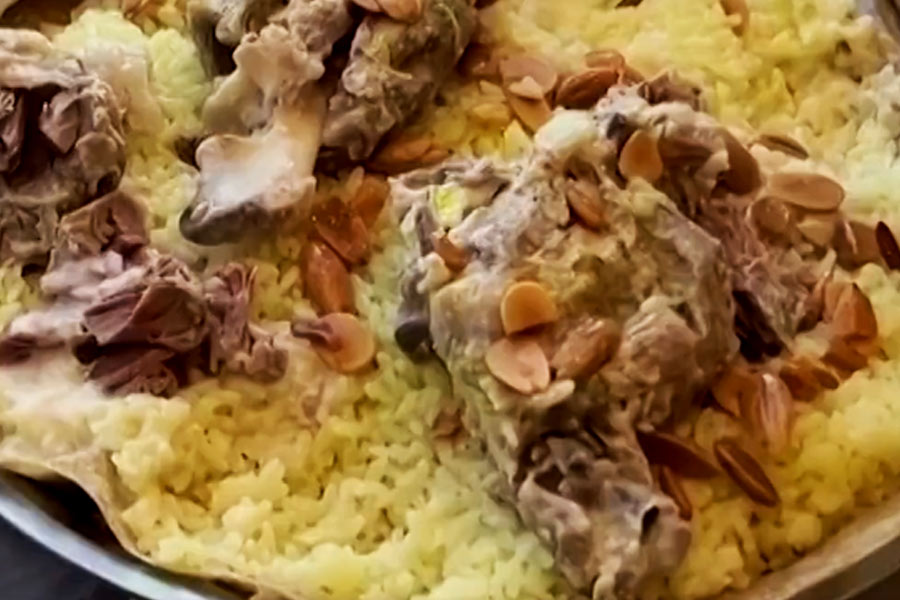 তবে রেস্তরাঁর আরও একটি বিশেষ বৈশিষ্ট্য রয়েছে। এখানে একটিমাত্র খাবারই ক্রেতাদের পরিবেশন করা হয়। মানসাফ নামের একটি খাবার যা জর্ডনের জনপ্রিয় খাবারগুলির মধ্যে অন্যতম, সেটাই পরিবেশন করা হয় এই রেস্তরাঁয়।