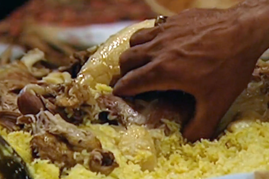 ক্রেতাদের কথা শুনে মজার ছলে মাটিতে মোটা মাদুর পেতে দিতেন মুসাব। কিন্তু এ যে শুধু মজা নয় তা পরে বুঝলেন মুসাব। তিনি দেখলেন, মানসাফ খাওয়ার পর বিশ্রামের জন্য ক্রেতারা সত্যিই মাদুরে শুয়ে পড়ছেন।