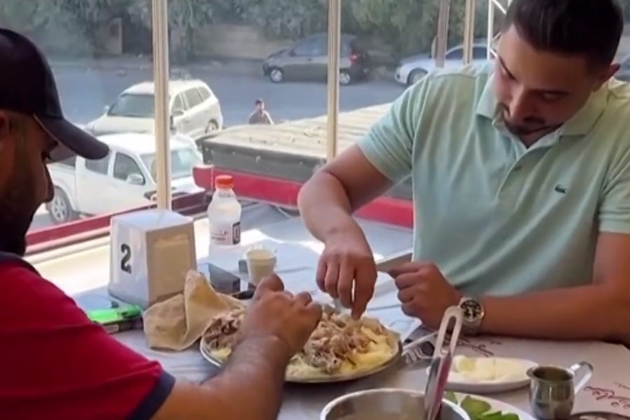 ক্রেতাদের সুবিধা এবং রেস্তরাঁর লাভের কথা ভেবে মুসাব রেস্তরাঁর এক দিকে বেডরুম তৈরির জন্য আলাদা জায়গা তৈরি করে ফেলেন। খাওয়ার পর বেডরুমে গিয়ে কিছু ক্ষণের জন্য ঘুমিয়ে থাকেন ক্রেতারা। তবে কি মানসাফের মধ্যে ঘুমের ওষুধ জাতীয় কিছু মেশানো হয়?