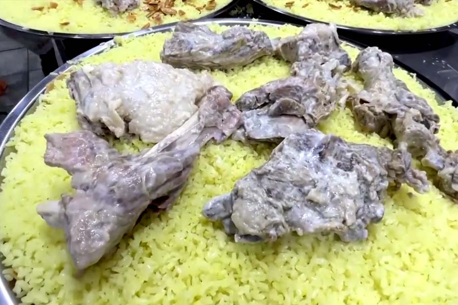 মুসাব জানান, মানসাফ ফ্যাট পরিপূর্ণ একটি সুস্বাদু খাবার। শুকনো দইয়ের সঙ্গে ঘন ঘি মিশিয়ে বিশেষ ধরনের সস তৈরি করেন রন্ধনশিল্পীরা। তার পর ভেড়ার মাংসের টুকরোকে ওই সস দিয়ে ভাল করে মাখানো হয়।