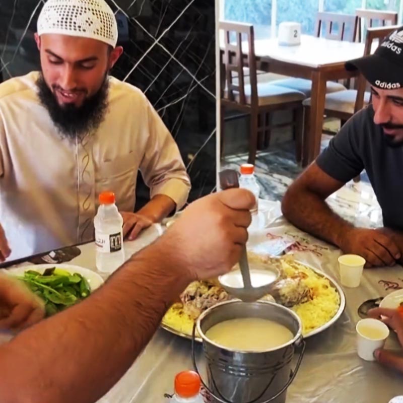 বিশেষ প্রক্রিয়ায় মাংস রান্না হয়ে গেলে তার সঙ্গে মেশানো হয় ভাত, যার স্বাদ কিছুটা হলেও বিরিয়ানির মতো। মুসাব জানান, মানসাফ খাওয়ার পর ক্রেতারা ক্লান্ত হয়ে পড়েন। এমন ফ্যাট সম্পৃক্ত খাবার খাওয়ার পর আর তেমন নড়াচড়া করতে পারেন না তাঁরা।