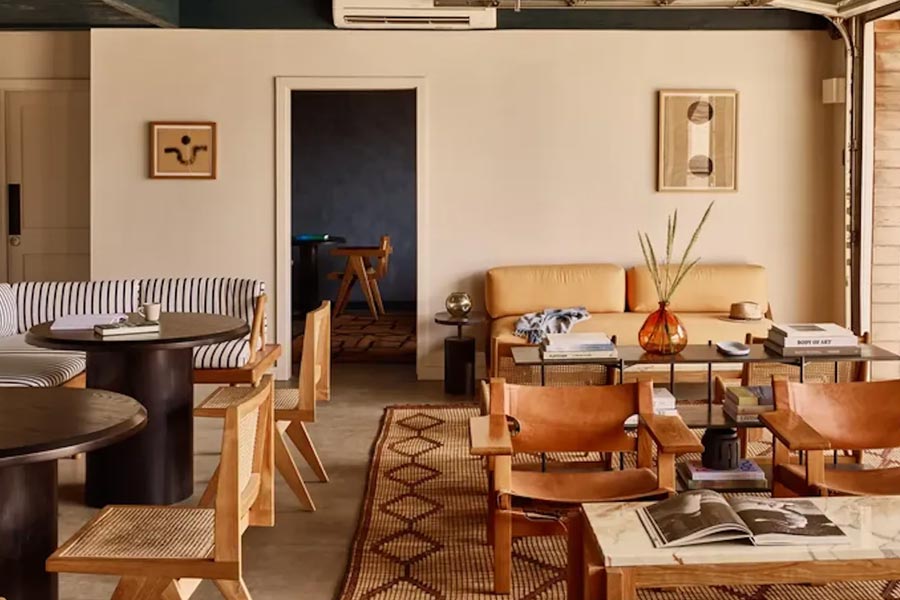 সম্প্রতি সমাজমাধ্যমে বেডরুম-সহ রেস্তরাঁর ভিডিয়ো ছড়িয়ে পড়ায় আগ্রহ জন্মায় নেটব্যবহারকারীদের মধ্যে। রেস্তরাঁটি কোথায় অবস্থিত তা জানতে চান অনেকেই।