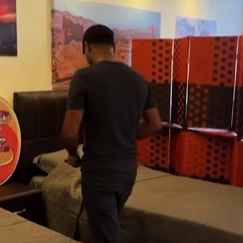 স্থানীয় সংবাদমাধ্যম সূত্রে খবর, রেস্তরাঁটি জর্ডনের আমমানে অবস্থিত। রেস্তরাঁটির নাম মোয়াব বলেও দাবি করা হয়েছে। রেস্তরাঁর এক ক্রেতা মানসাফ খাওয়ার পর তাঁর অভিজ্ঞতা ভাগ করে নিয়েছেন।