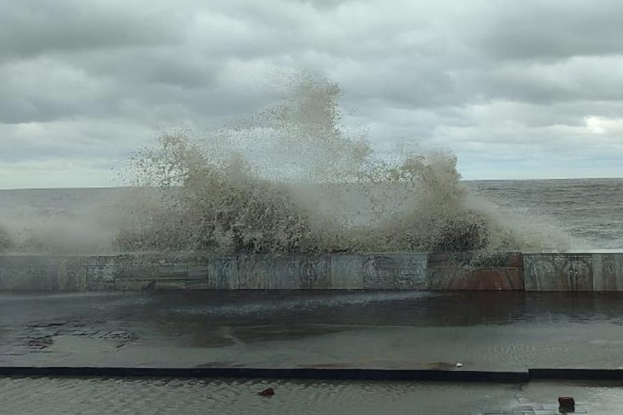 Sea has turned violent in Digha