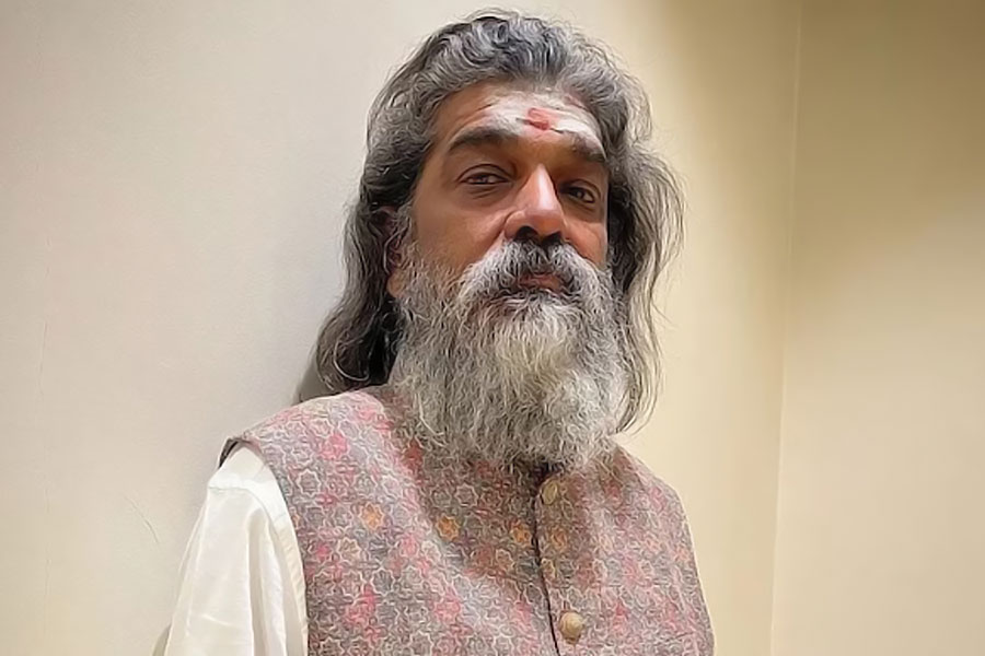 চলতি সপ্তাহেই ছিল জন্মদিন। তার আগেই স্টুডিয়ো থেকে ঝুলন্ত দেহ উদ্ধার হল চারটি জাতীয় পুরস্কারপ্রাপ্ত শিল্প নির্দেশক নিতিন চন্দ্রকান্ত দেসাইয়ের।