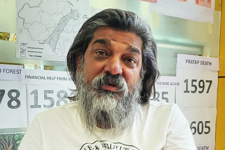 বুধবার সকালে মুম্বই থেকে ৯০ মিনিটের দূরত্বে নির্মিত করজাটের এন়ডি স্টুডিয়ো থেকে উদ্ধার হয় খ্যাতনামী শিল্প নির্দেশক নিতিনের দেহ। মুম্বই পুলিশের দাবি, গলায় ফাঁস দিয়ে আত্মহত্যা করেছেন নিতিন। কিন্তু কেন তিনি নিজেকে শেষ করার সিদ্ধান্ত নিলেন তা এখনও জানাতে পারেনি পুলিশ।