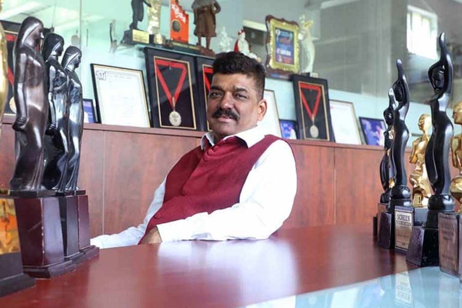 বলিপাড়ায় দু’দশকের বেশি সময় ধরে কাজ করেছেন নিতিন। ‘১৯৪২: আ লভ স্টোরি’, ‘লগান’, ‘হম দিল দে চুকে সনম’, ‘দেবদাস’, ‘স্লামডগ মিলিয়নিয়র’-এর মতো ছবি কেরিয়ারের ঝুলিতে রয়েছে নিতিনের।