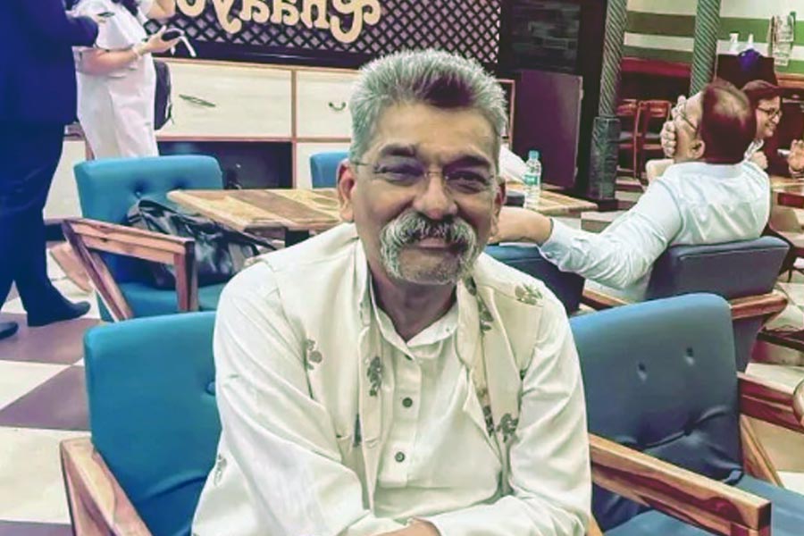 ১৯৬৫ সালে মুম্বইয়ে জন্ম নিতিনের। শৈশব থেকে ছবি তোলা, ক্যামেরার কাজ এবং নির্দেশনার প্রতি আগ্রহ ছিল তাঁর। স্কুলের পড়াশোনা শেষ করে মুম্বইয়ের একটি কলেজে ফোটোগ্রাফি নিয়ে পড়েন নিতিন।