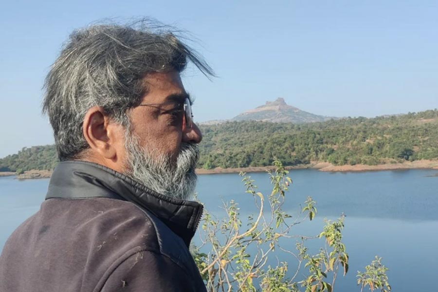 কলেজের গণ্ডি পেরিয়ে কেরিয়ার গড়ার দিকে মন দেন নিতিন। ১৯৮৭ সালে মুম্বইয়ের একটি ফিল্ম স্টুডিয়োয় কাজ শুরু করেন। কিন্তু স্টুডিয়োয় কাজ শুরু করার পর দ্বিমাত্রিক ছবির বদলে তাঁর আগ্রহ জাগতে থাকে ছবি সংক্রান্ত শিল্প নির্দেশনার দিকে।