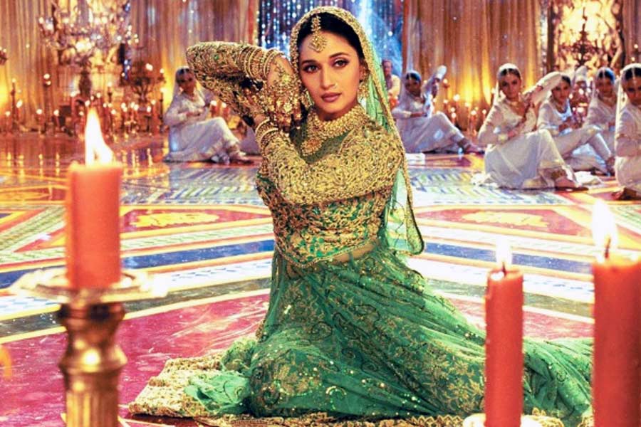 ‘মেলা’, ‘জোশ’, ‘মিশন কাশ্মীর’, ‘লগান’, ‘দেবদাস’, ‘রাজু চাচা’, ‘দ্য লেজেন্ড অফ ভগৎ সিং’, ‘মুন্নাভাই এমবিবিএস’, ‘লগে রহো মুন্নাভাই’, ‘দোস্তানা’, ‘ওয়ান্স আপন আ টাইম ইন মুম্বই’-এর মতো হিন্দি ছবিতেও শিল্প নির্দেশনার ছোঁয়া রয়েছে নিতিনের।