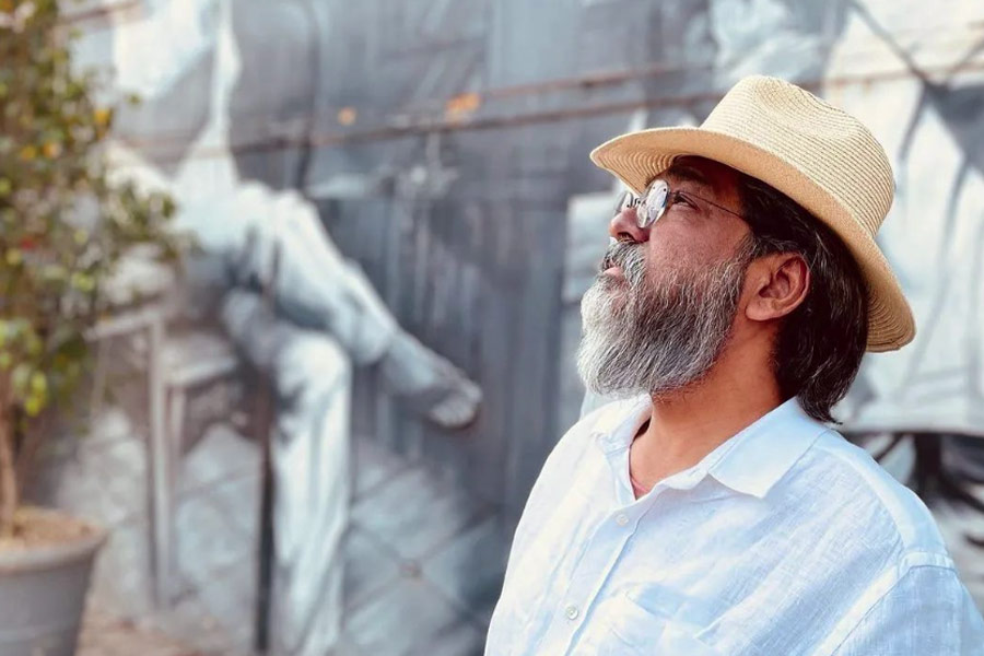 কারজাট এলাকার বিজেপি বিধায়ক মহেশ বলদি জানান, নিতিনের এনডি স্টুডিয়ো তাঁর সংসদীয় এলাকার অন্তর্ভুক্ত। বেশ কিছু দিন ধরেই চরম আর্থিক সঙ্কটের মধ্যে দিয়ে দিন কাটাচ্ছিলেন নিতিন। নিজস্ব সংস্থার জন্য ২৫২ কোটি টাকার ঋণ নিয়ে তা শোধ করতে পারেননি নিতিন। সেই কারণেই নাকি চরম সিদ্ধান্ত নেন শিল্প নির্দেশক। ঘটনার তদন্তে নেমেছে পুলিশ।