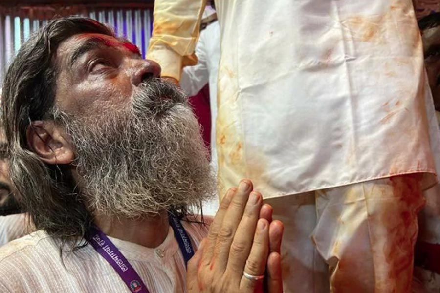 মুম্বইয়ের লালবাগে গণেশ চতুর্থী উপলক্ষে একটি প্যান্ডেল তৈরির কাজ নিয়ে ব্যস্ত ছিলেন নিতিন। এমনকি রবিবার সেখানে গিয়ে দু’ঘণ্টা কাজও করেছিলেন তিনি।