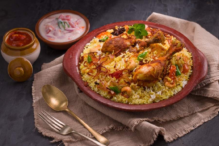 বাড়িতেই হোক বিরিয়ানির ভোজ।