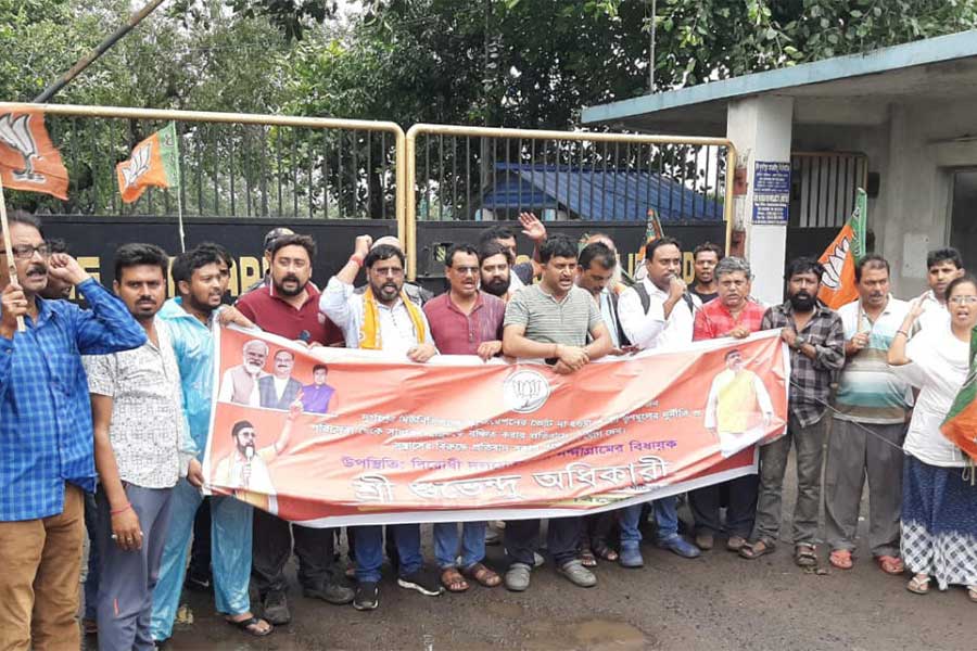 ডিপিএল গেটের সামনে বিক্ষোভ বিজেপির। বুধবার। ছবি: বিকাশ মশান