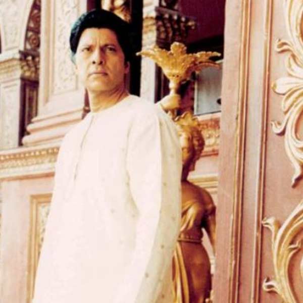 বিজয়েন্দ্রের পরিবার ভেবেছিল পড়াশোনা শেষ করার পর পারিবারিক ব্যবসার কাজে হাত লাগাবেন তিনি। কিন্তু বিজয়েন্দ্র তখন উল্টো সুরে গান গেয়ে ফেললেন। তিনি জানান, ব্যবসায়ী নন বরং হিন্দি ছবির নায়ক হতে চান তিনি। পরিবারের তেমন ইচ্ছা না থাকলেও বিজয়েন্দ্রের কথায় রাজি হয়ে যায় তাঁর পরিবার।