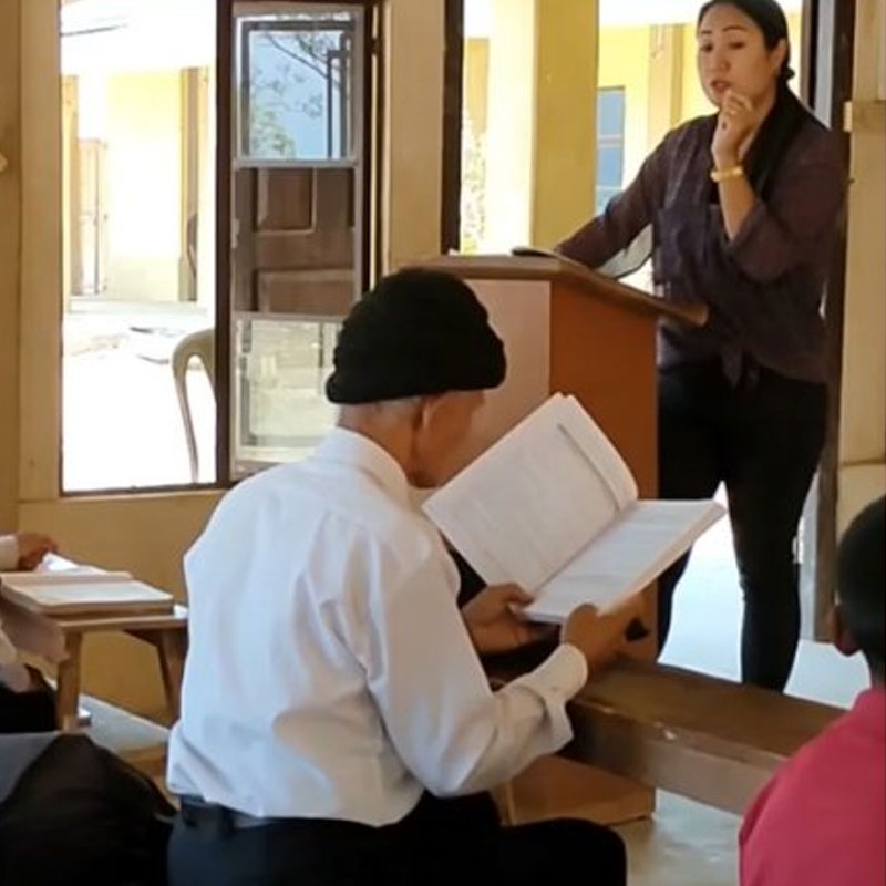 ক্লাস চলাকালীন পড়াশোনায় ব্যস্ত লালরিংথারা। 