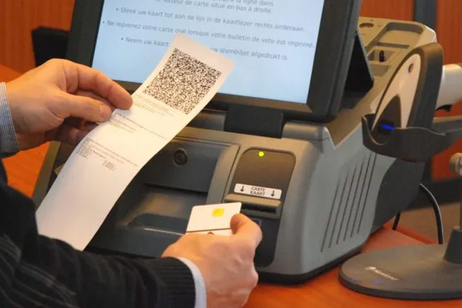 এ দেশের মতো ব্যালট বা ভোটযন্ত্রের বোতাম টিপে নয়, বেলজিয়ামের অনেকাংশে কম্পিউটারের মাধ্যমে ভোট দেন ভোটারেরা। সঙ্গে থাকে একটি ম্যাগনেটিক কার্ডও। তার মাধ্যমে চলে ভোটদান।