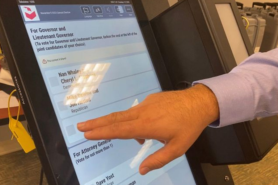 নিয়মানুযায়ী ভোটকেন্দ্রে গিয়ে নিজের পছন্দের প্রার্থীকে ভোট দিতে হলে প্রত্যেক ভোটারকে একটি কম্পিউটারে ওই ম্যাগনেটিক কার্ডটি ঢোকাতে হয়। এর পর কম্পিটারের পর্দায় পছন্দসই প্রার্থীর নামের পাশে ‘ক্লিক’ করে তাঁকে ভোট দিতে হয়।