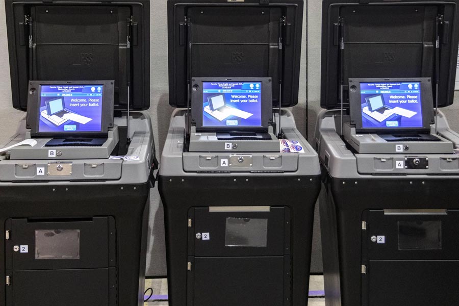 ভোটদানের দু’মুখী এই পদ্ধতিতে কম্পিউটারের সার্ভারের পাশাপাশি ওই ম্যাগনেটিক কার্ডেও সংশ্লিষ্ট ভোটারের পছন্দ নথিভুক্ত হয়ে যায়। কম্পিউটারে ভোটদানের পর ওই ম্যাগনেটিক কার্ডে একটি বাক্সে জমা করেন ভোটারেরা।