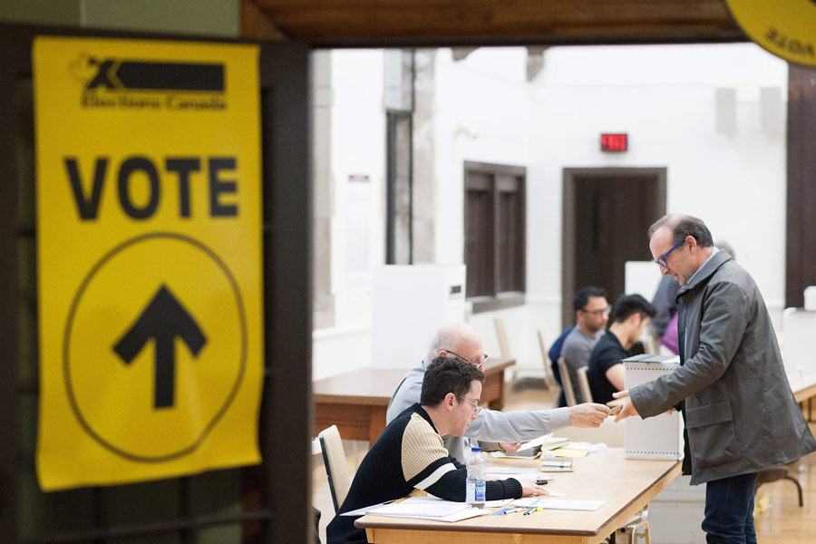 ভোটগণনার জন্য কম্পিউটার সার্ভারের তথ্য খতিয়ে দেখা যায়, মারিয়া পেয়েছেন ৪,৬১০ ভোট। অঙ্কের বিচারে এ হেন অসম্ভব কাণ্ড কী ভাবে ঘটল? গোড়ায় মনে করা হয়েছিল, ভোটে কারচুপি করা হয়েছে।