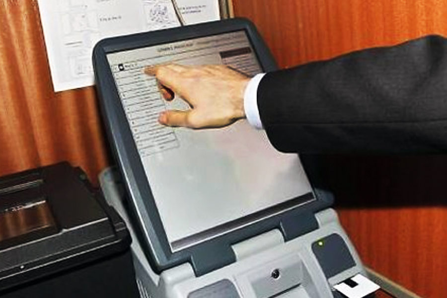 সদুত্তর খুঁজতে আরও এক বার ভোটগণনার সিদ্ধান্ত নেওয়া হয়েছিল। এ বার কম্পিউটার ঢোকানো ভোটারদের ম্যাগনেটিক কার্ড হাতে গোনা শুরু হয়।