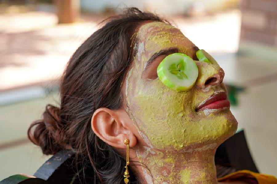 ঘরোয়া কিছু জিনিস দিয়েই ফেরানো যায় ত্বকের ঔজ্জ্বল্য। 