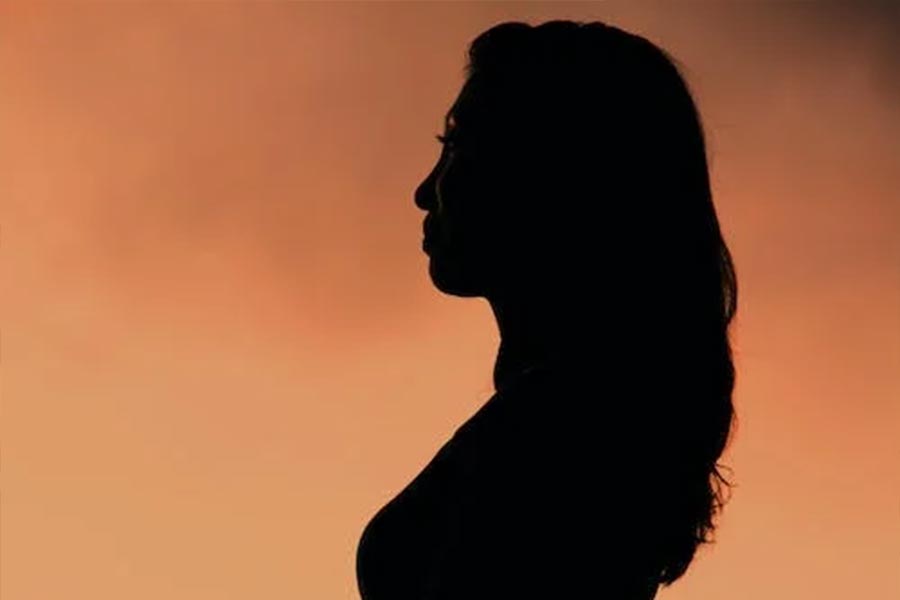 অভিনয়জগতে এমন বহু তারকা অভিনেত্রী রয়েছেন যাঁরা কৃত্রিম পদ্ধতিতে নিজেদের সৌন্দর্য বৃদ্ধি করিয়েছেন। তালিকা দীর্ঘ হলেও তা প্রকাশ্যে স্বীকার করেন না অনেকেই। কখনও টিকোলো নাক আবার কখনও বা ঠোঁটের ভোল পাল্টে ফেলা— চাহিদা অনুযায়ী রূপ পেতে চিকিৎসকের শরণাপন্ন হয়েছেন বহু বলি তারকা। অস্ত্রোপচারের মাধ্যমে কাটাছেঁড়া করে চেহারার বদল ঘটানোর কথা স্বীকারও করেছেন কেউ কেউ।