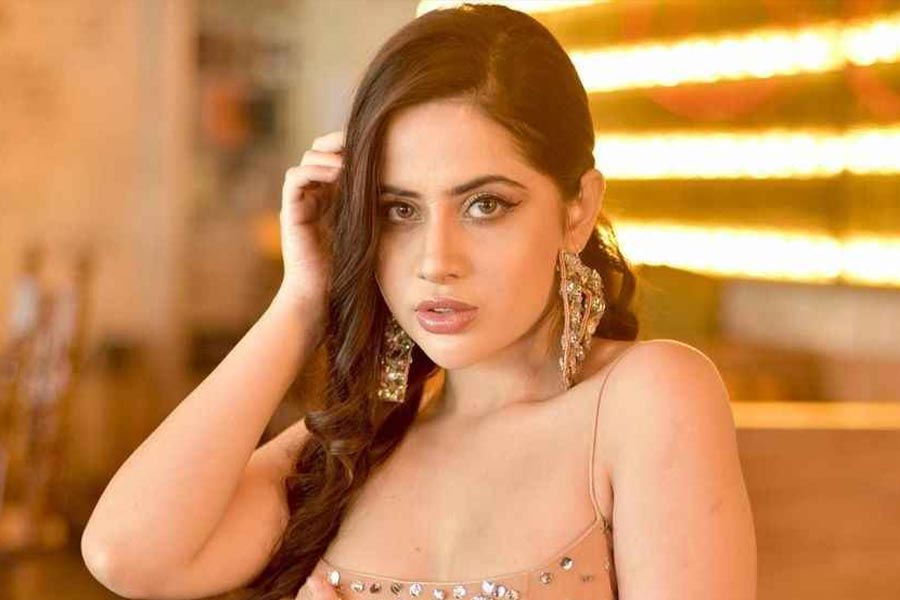 সমাজমাধ্যম প্রভাবী উরফি জাভেদ সম্প্রতি প্লাস্টিক সার্জারি নিয়ে নিজের অভিজ্ঞতার কথা জানিয়েছেন। চোখের তলায় কালো দাগ কমাতে ‘ফিলার’ করিয়েছেন বলে জানিয়েছেন উরফি।