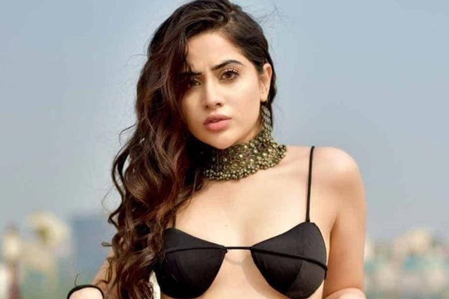 শৈশব থেকেই চোখের নীচে কালো দাগ নিয়ে সমস্যায় পড়েছিলেন উরফি। একাধিক বার ট্রোলড হয়েছেন তিনি। তাই অস্ত্রোপচারের সিদ্ধান্ত নেন। ‘আন্ডারআই ফিলার’-এর পাশাপাশি ‘লিপ ফিলার’ও করিয়েছেন তিনি।