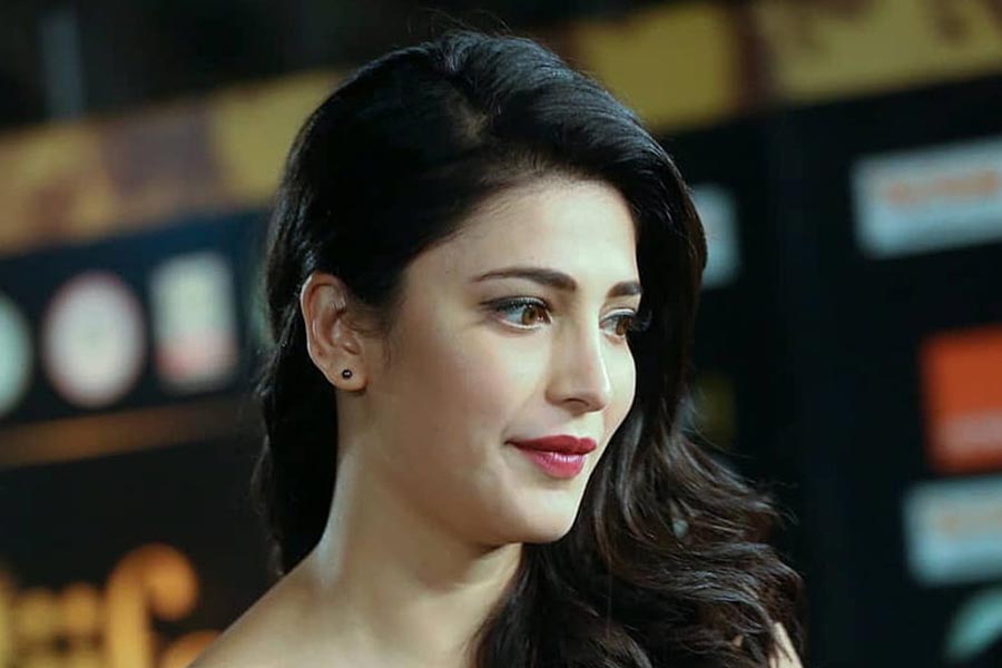 বলিউডের পাশাপাশি দক্ষিণী ছবিতে অভিনয় করেও জনপ্রিয় হয়ে ওঠেন শ্রুতি হাসন। নিজেকে সুন্দর দেখাতে অস্ত্রোপচারের দ্বারস্থ হয়েছেন তিনিও।