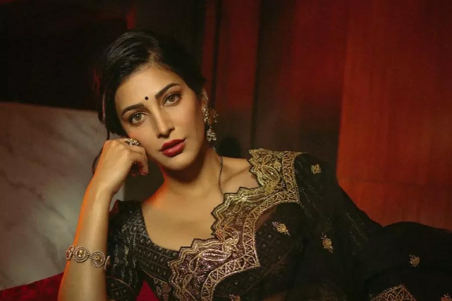 ইনস্টাগ্রামে পোস্ট করে শ্রুতি জানিয়েছিলেন, তাঁর নাকের সামনের অংশে ‘ফিলার’ করিয়েছেন তিনি। ‘নোজ় জব’ এর পাশাপাশি ঠোঁটেরও অস্ত্রোপচার করিয়েছেন অভিনেত্রী।