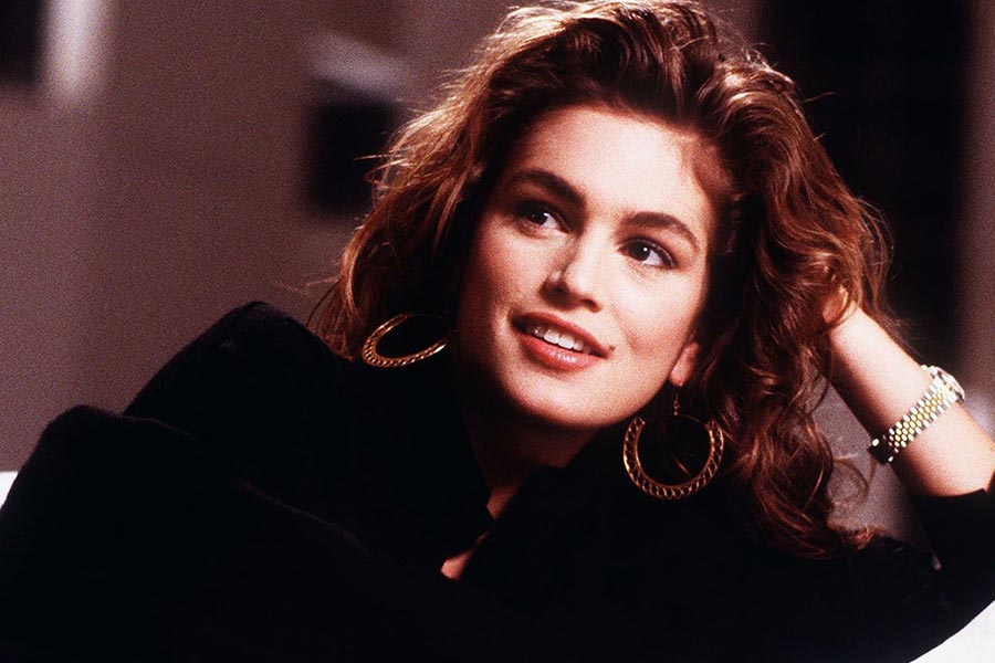 সুন্দরী হিসাবেও নামডাক হয়ে যায় সিন্ডির। তবে নিজের জীবন নিয়ে স্পষ্ট কথা বলতে কোনও দিনই ভয় পাননি অভিনেত্রী। তাই কী ভাবে তিনি মুখের গড়ন এমন তৈরি করেছেন, তা-ও খোলসা করেন তিনি।