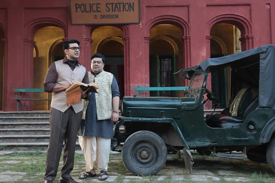 ‘ব্যোমকেশ ও দুর্গরহস্য’ ছবিতে দেব এবং অম্বরীশ।