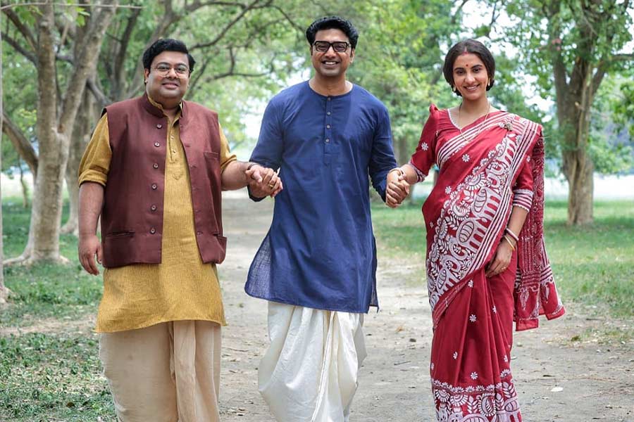 (বাঁ দিক থেকে) অম্বরীশ, দেব এবং রুক্মিণী।