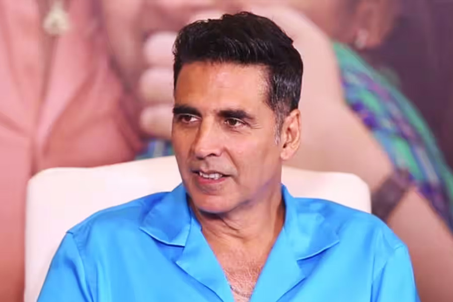 কানাঘুষো শোনা যায়, ফ্লপ ছবিতে অভিনয় করে প্রযোজকদের প্রায় ১০০০ কোটি টাকার লোকসানের নেপথ্যে রয়েছেন অক্ষয় কুমার।